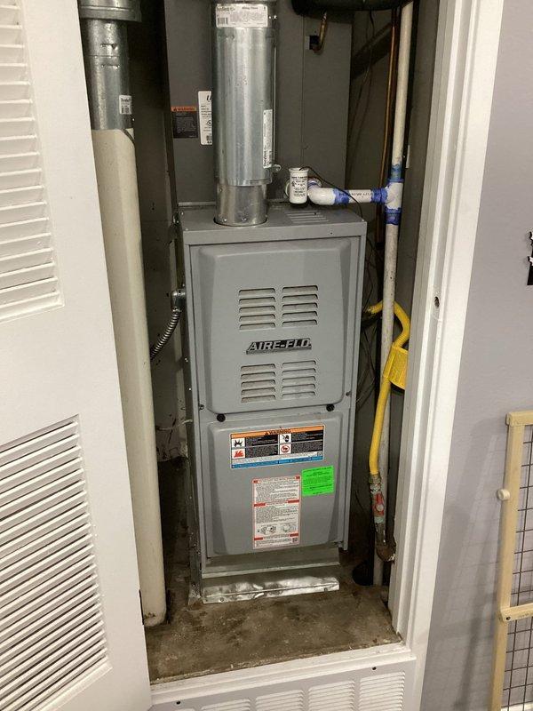 Responded to service call for rooftop AC unit at 3-story apartment complex reported not blowing cold air. Upon arrival, determined that proper roof access equipment was required to reach the rooftop unit for diagnostic evaluation. This visit was classified as a new service call unrelated to previous work performed approximately one month prior when unit would not turn on. Coordinated with team to schedule return visit with two technicians and 40-foot ladder to access rooftop equipment for complete system diagnostics and troubleshooting of cooling issue.