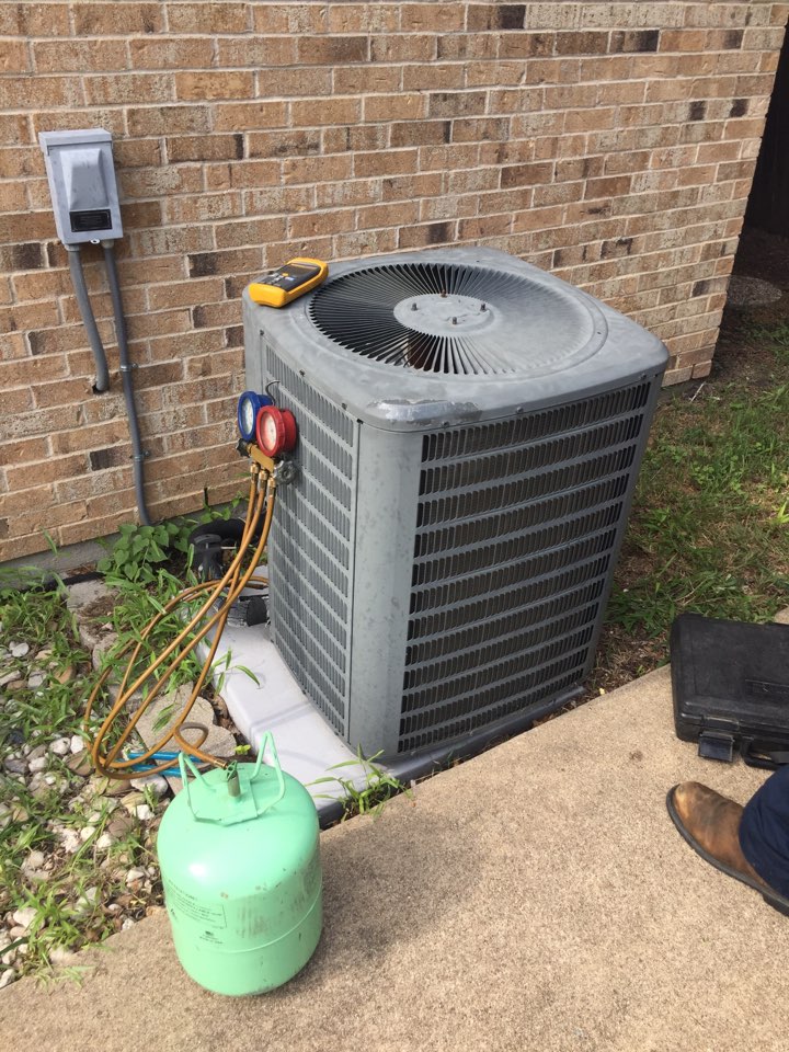 Richardson, TX - Recharging refrigerant , r-22, cooling, air conditioning , freon , no cooling  Richardson, TX - Recharging refrigerant , r-22, cooling, air conditioning , freon , no cooling