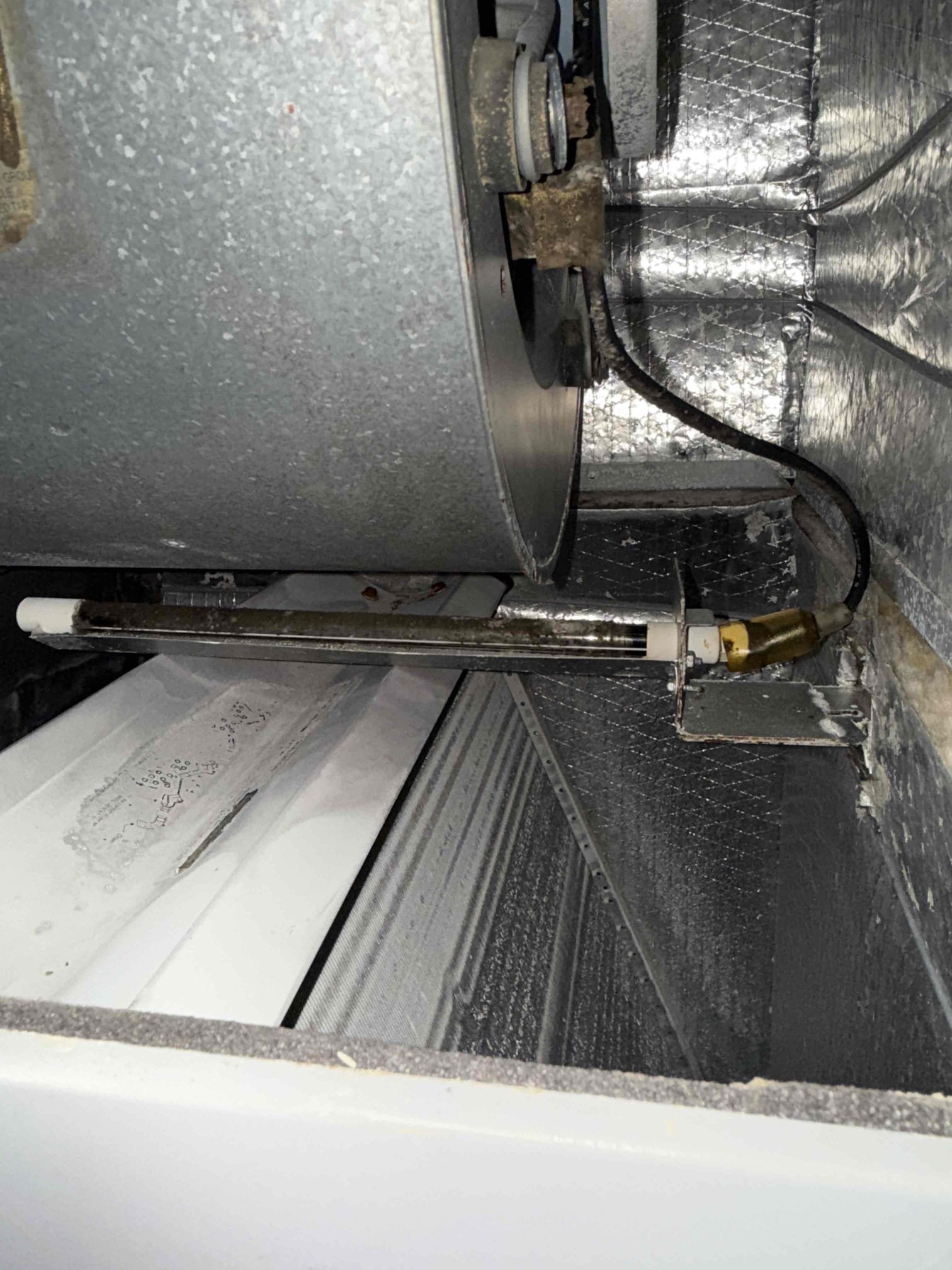 Diagnosed bad thermostat. Replacing with recover thermostat 1 year warranty. Verified heating and cooling functions. Found broken uv light system in air handler with visible growth. Quote sent to replace and clean UV system. 