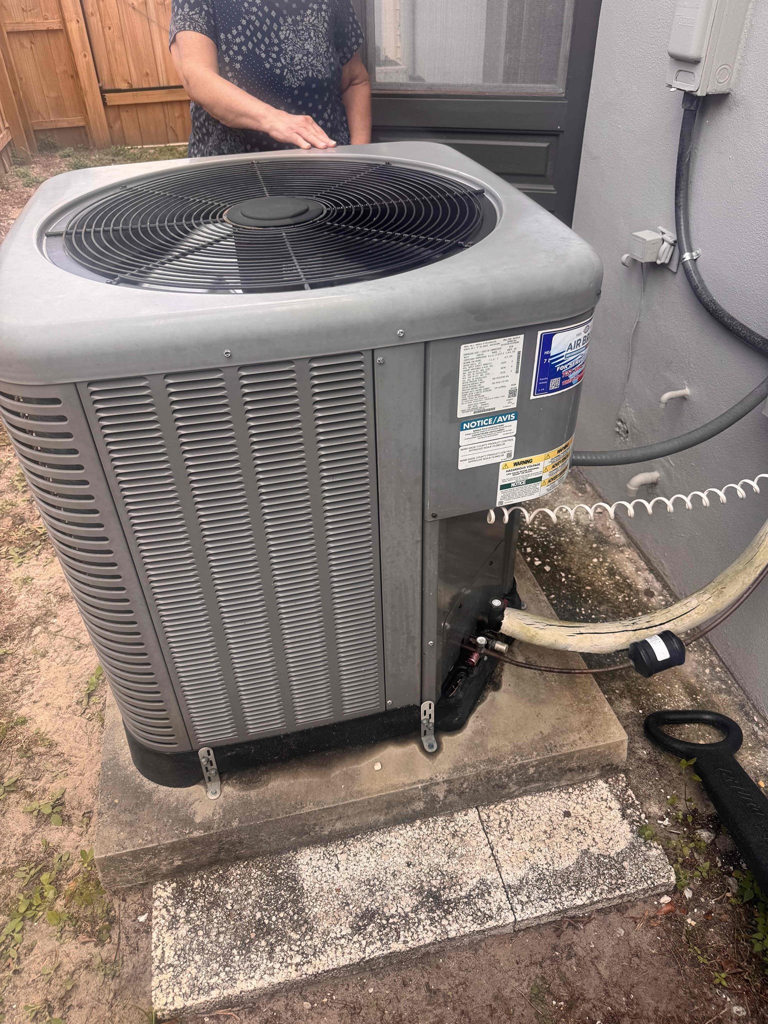 Maint plan
Arrived onsite and found 7 year old system leaking refrigerant from high pressure switch. I welded leak closed and vacuumed system. Charged with 9lbs of 410a and verified system is now operating properly 