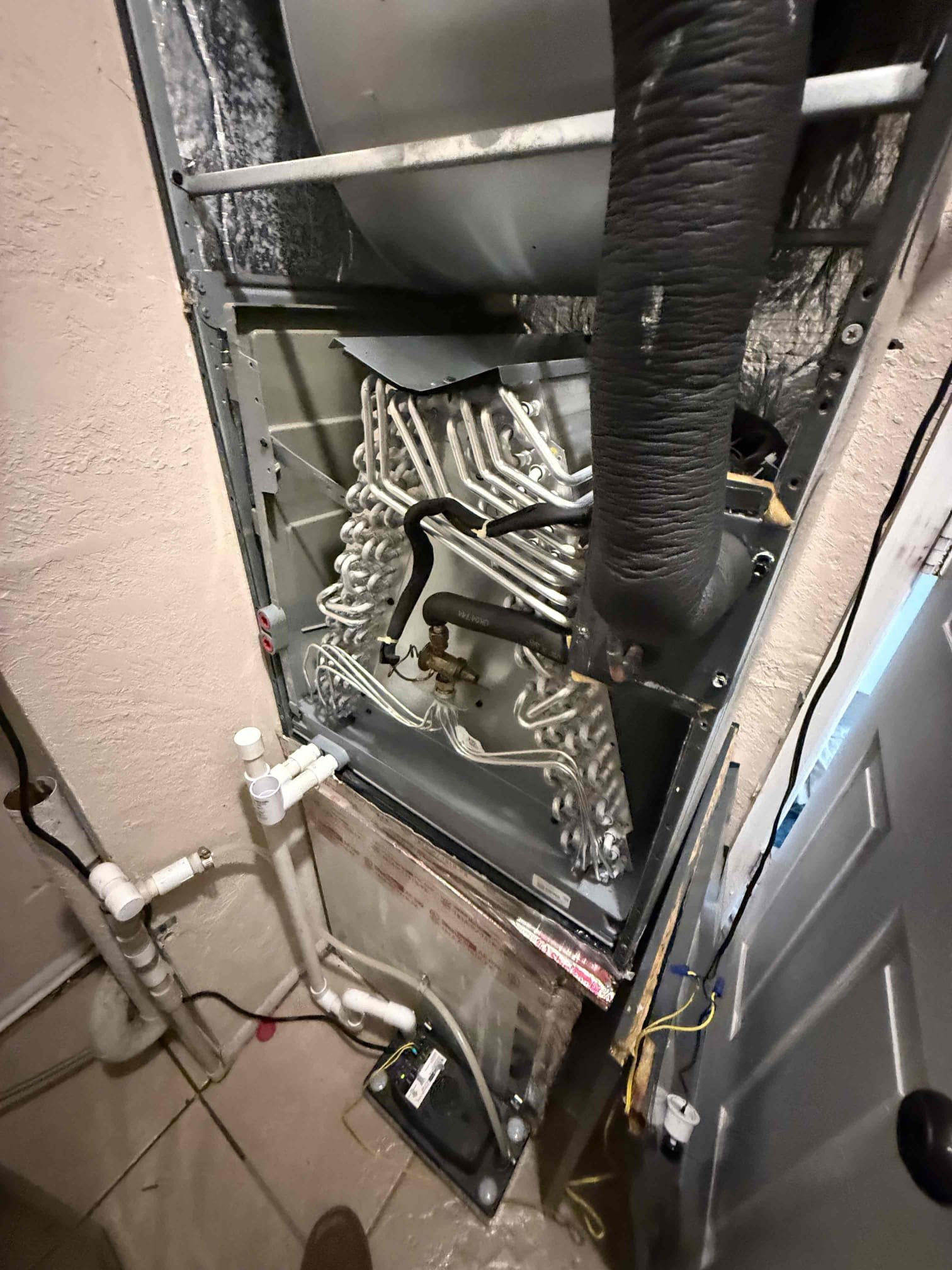 Replace evaporator coil under parts warranty 
Cleaned condenser coil
Installed new uv treatment kit 