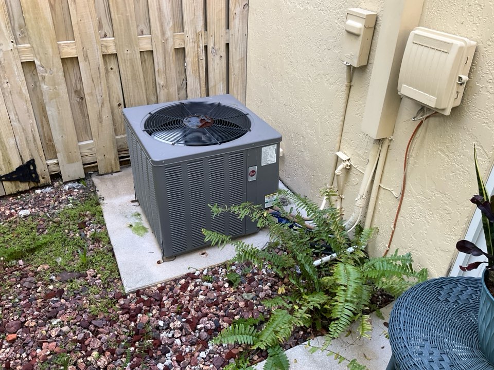 AC Maintenance Call. Perform routine maintenance per maintenance agreement on air conditioning split system. 