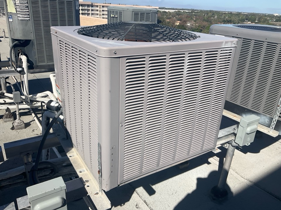 AC Maintenance Call. Perform routine maintenance per maintenance agreement on air conditioning split system. 