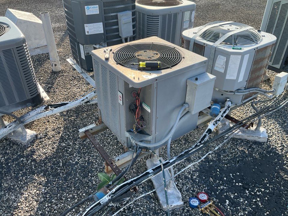 AC Maintenance Call. Perform routine maintenance per maintenance agreement on air conditioning split system. 