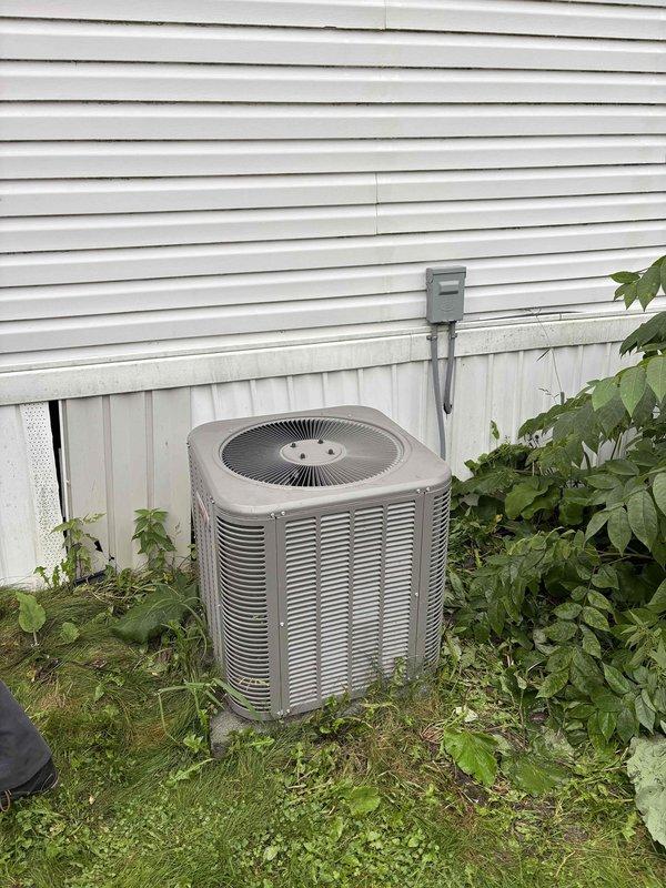 Responded to customer report of loud noise from air conditioning unit. Upon arrival, performed system inspection of outdoor condenser unit. Unit had been shut down by customer after noise occurrence. Conducted diagnostic evaluation including refrigerant charge verification using electronic charging scale. Measured system pressures and temperatures to assess operational status. Inspected condenser fan motor, compressor, and associated components for mechanical issues. Verified electrical connections and control operations. System evaluated for proper refrigerant levels and potential mechanical failures that could cause excessive noise during operation.