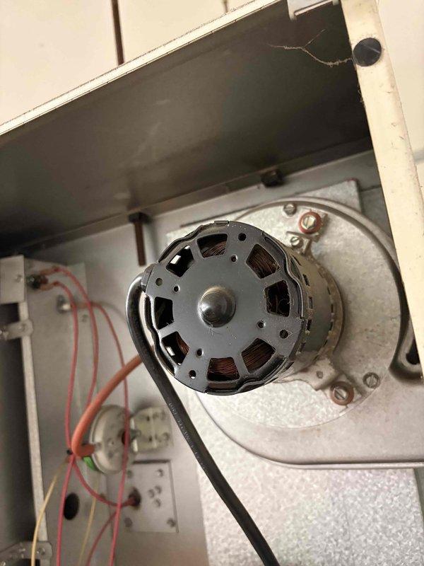 Diagnosed Reznor unit with no heat complaint. Found faulty pressure switch preventing proper operation. Inspected blower motor assembly and discovered worn belt. Replaced pressure switch and drive belt, restoring proper heating function to the commercial unit.