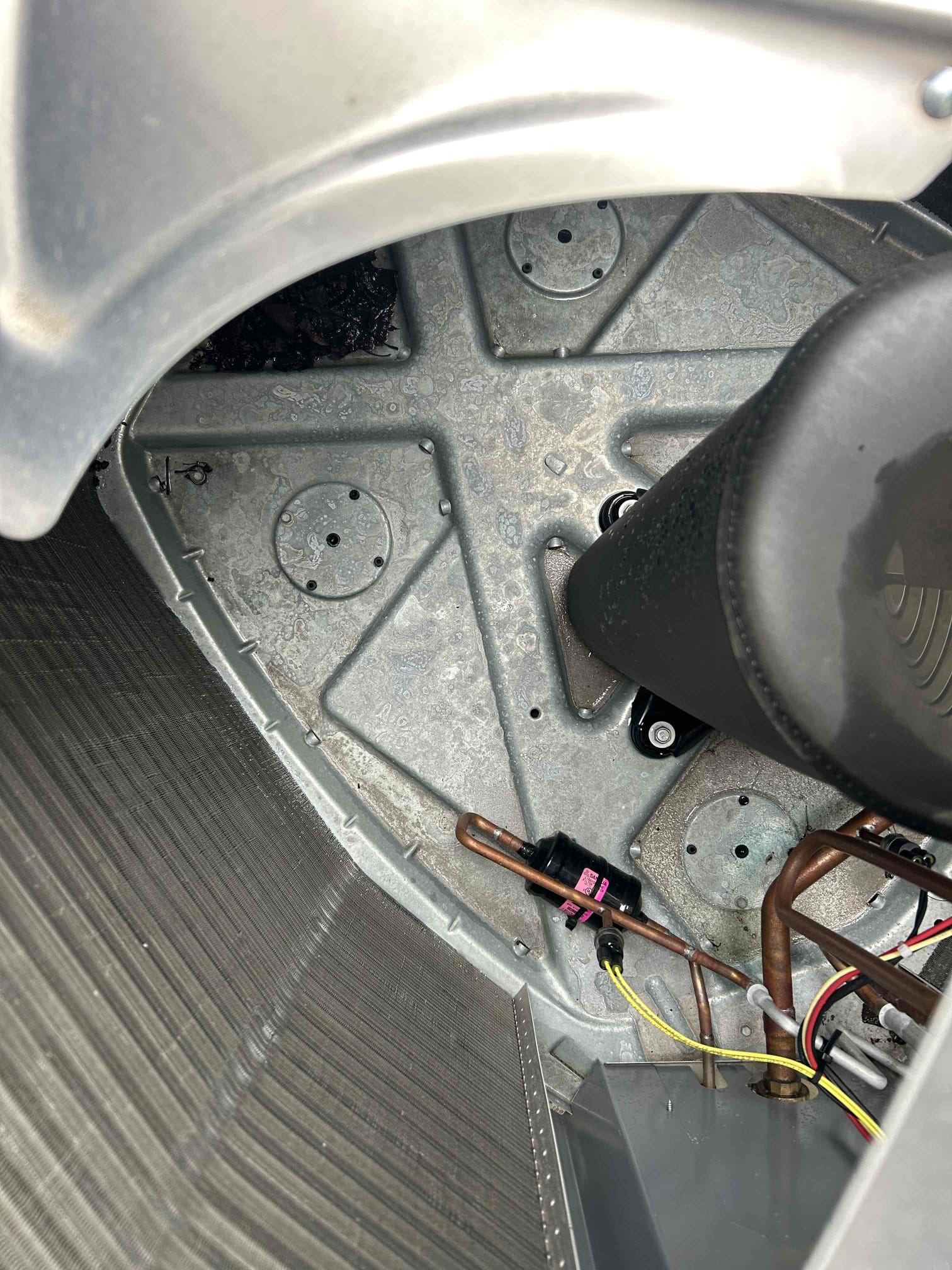 Performed central air conditioning inspection/maintenance.
Replaced the air filter, customer supplied.
System works properly at this time.