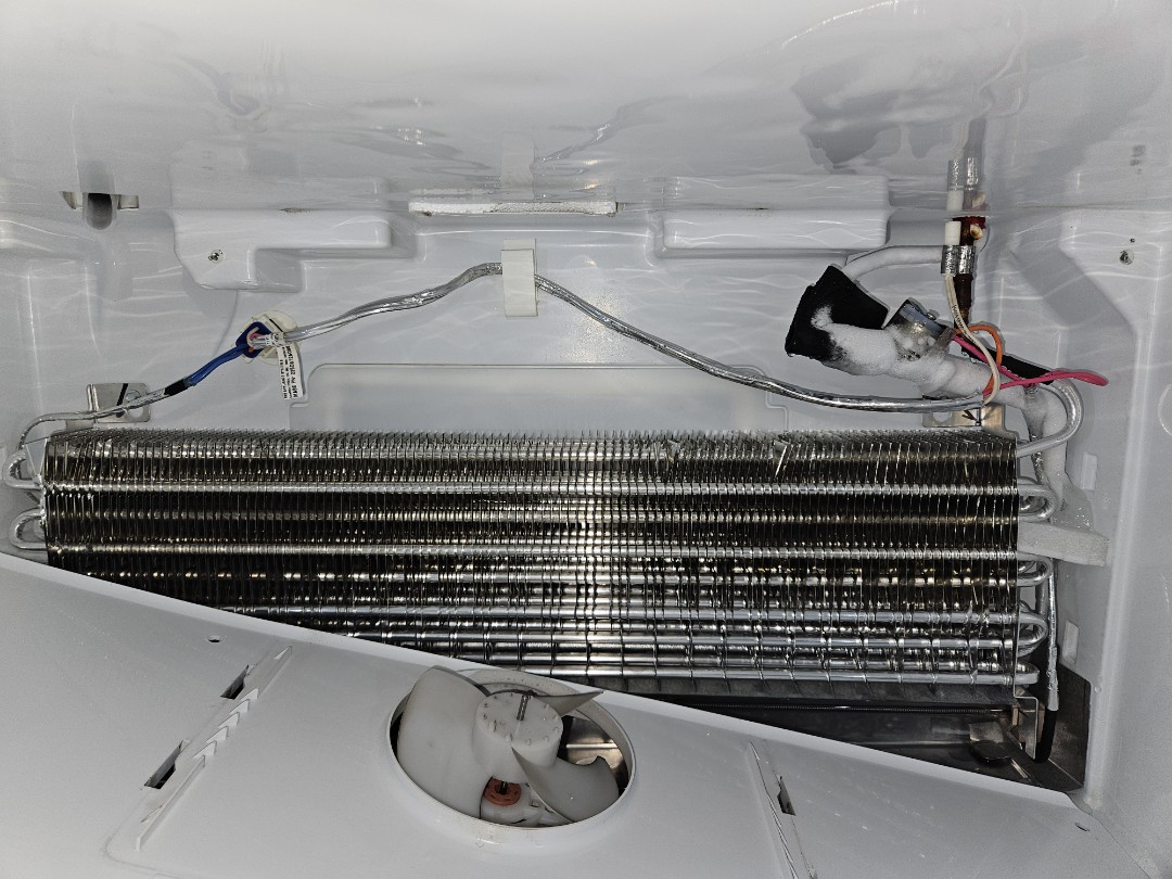Got called out to this LG bottom freezer in Palatine IL that was not cooling nor freezing, and this is why: this little bit of frost on the evaporator should be filling this entire evaporator coil. 