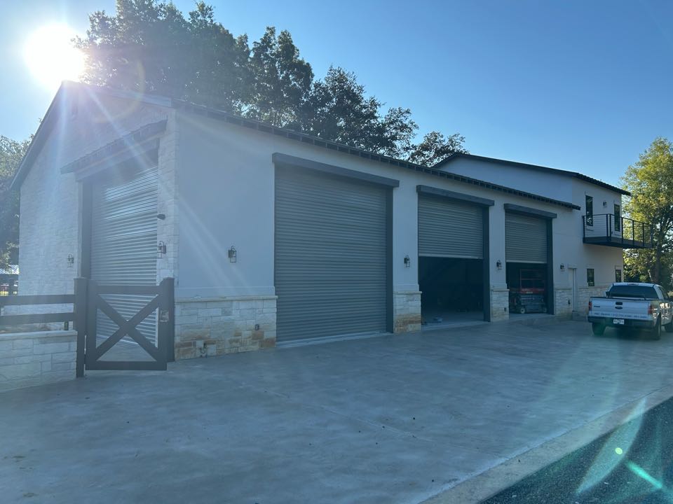 Roll up doors with dominator operators 