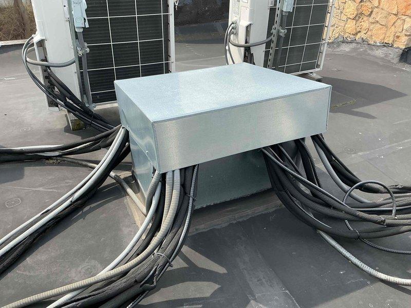 Completed diagnostic service on rooftop multi-zone Fujitsu heat pump system at vacant apartment unit. Accessed rooftop equipment with 8-foot ladder, counted diagnostic flash codes on indoor air handlers, and verified sensor operation per technical support guidance. Documented equipment condition and electrical connections serving multiple condensing units with photos for service records.