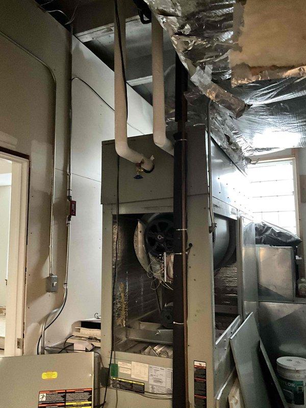 Conducted comprehensive commercial HVAC replacement estimate for first-floor air conditioning system and rooftop unit. Assessed existing air handler installation in mechanical room, documenting equipment configuration including ductwork, insulation integrity, and spatial constraints for future replacement planning.