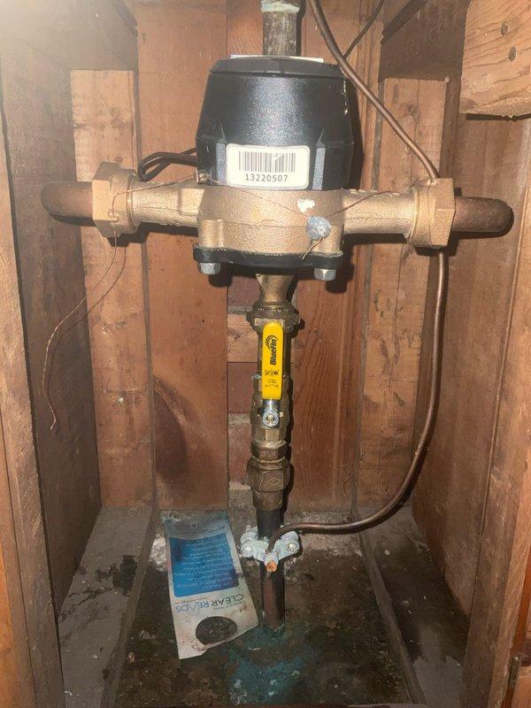 Installed Bradford White RG240T6N 40-gallon natural gas water heater with 40,000 BTU/hr capacity and atmospheric venting. Connected gas supply line using 3/4-inch threaded gas ball valve and installed motorized water pressure regulation assembly with brass valve body and automated actuator control. Configured 4-inch galvanized steel venting system with 90-degree adjustable elbow and snap-lock pipe sections to ensure proper exhaust ventilation and code compliance.