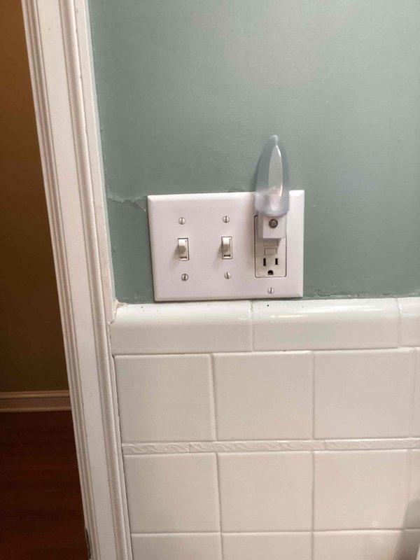 Conducted FRM electrical inspection, confirming proper GFCI protection in bathroom area and verifying appropriate panel voltage. Documented existing receptacle and switch configuration, noting all electrical components were functioning as intended with no safety concerns identified.