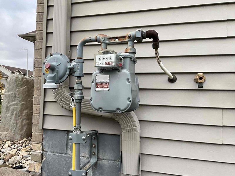 Responded to service call for duct cleaning estimate at residential property. Upon arrival, conducted exterior inspection and documented gas meter installation and connections as part of preliminary assessment. Left voicemail message for customer as no answer was received during scheduled appointment window.