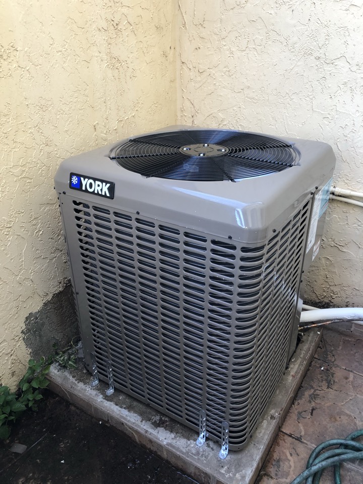 YORK 3.5 Ton system installation in sunrise florida, removed old carrier AC. Old system needed major AC repair. Installed by 1-800Air 