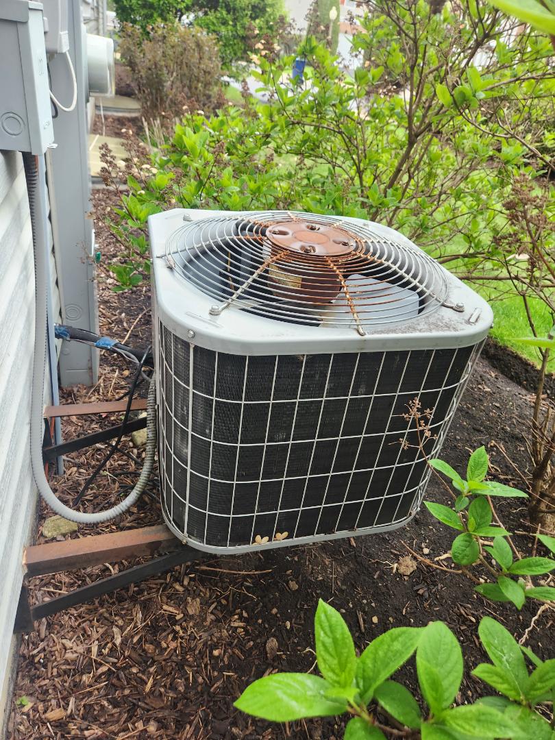 service Call on a goodman air conditioner found ac to have a bad capacitor 
