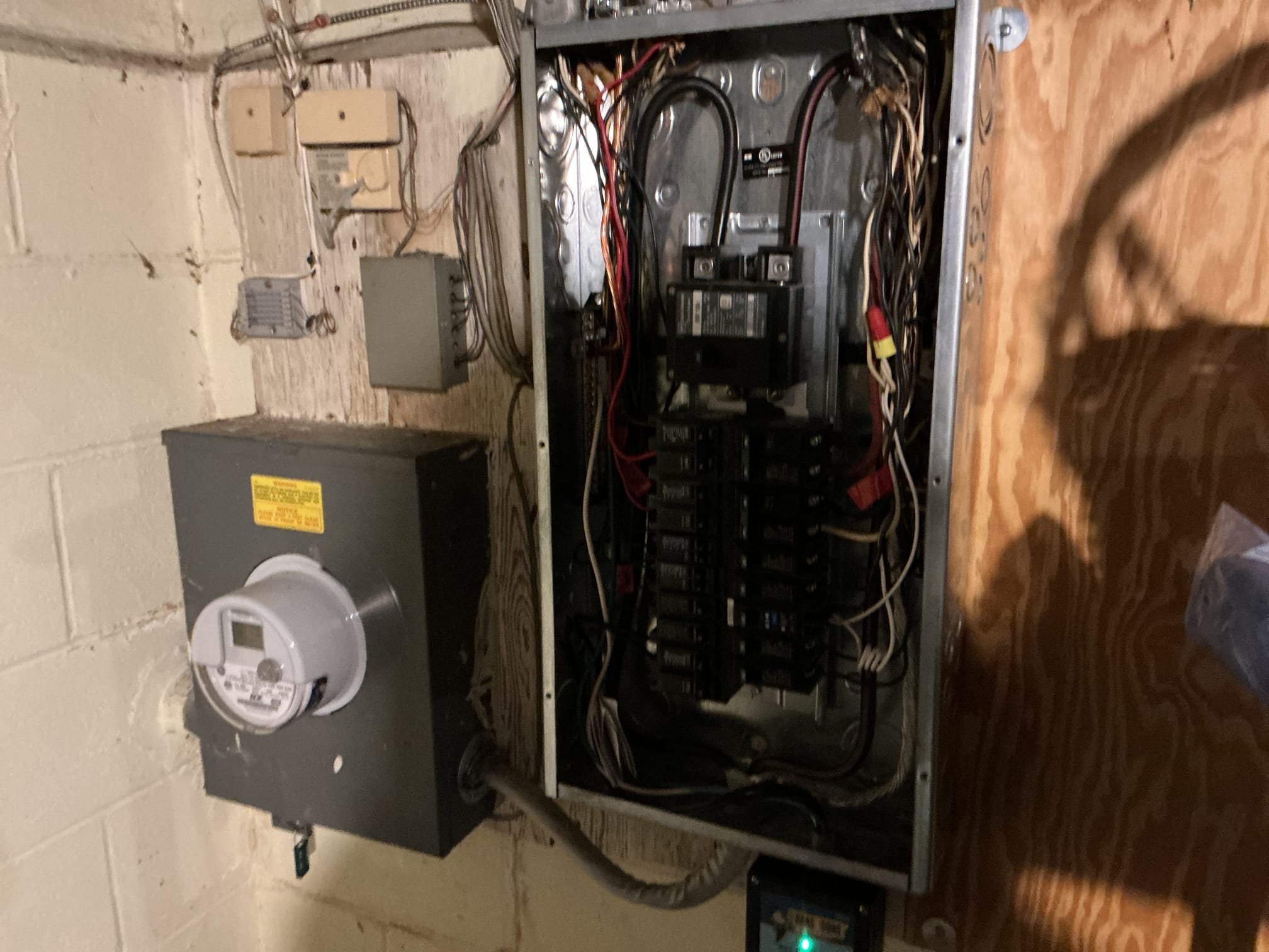 This solution includes the replacement of 7 light fixtures, 4 inside and 3 exterior. Lastly we shall replace the damaged switch at stairs.
We have replaced the 7 existing fixtures and have replaced the damaged switch at stairs.