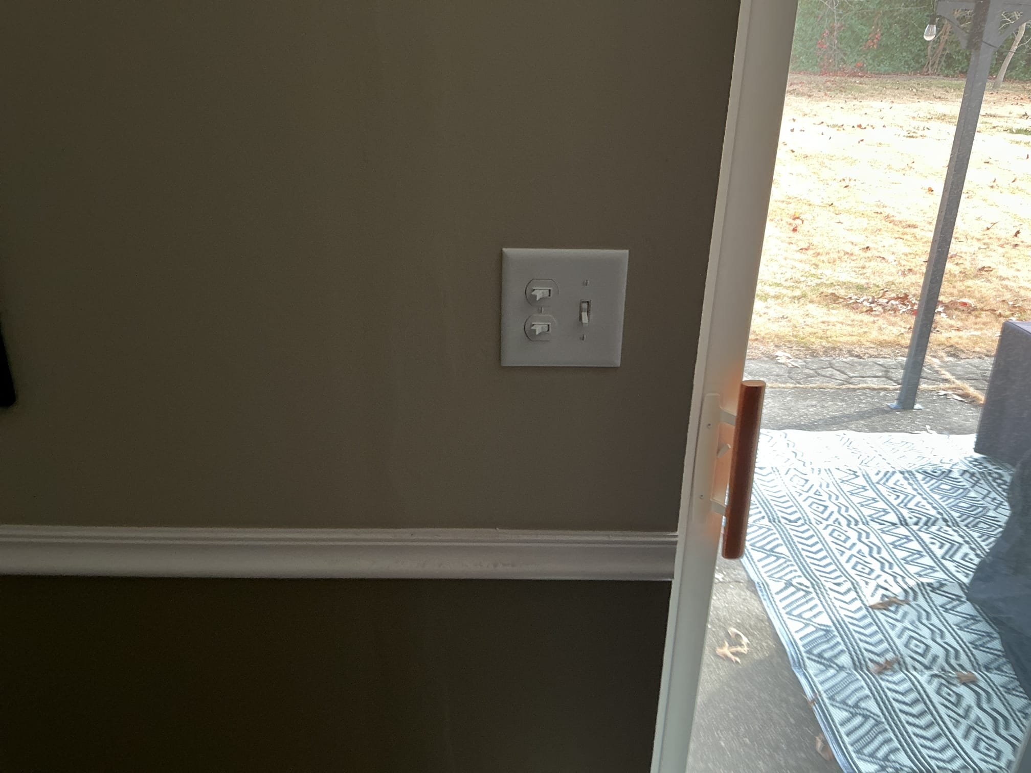 This solution includes the installation of a stack switch at rear sliding door.