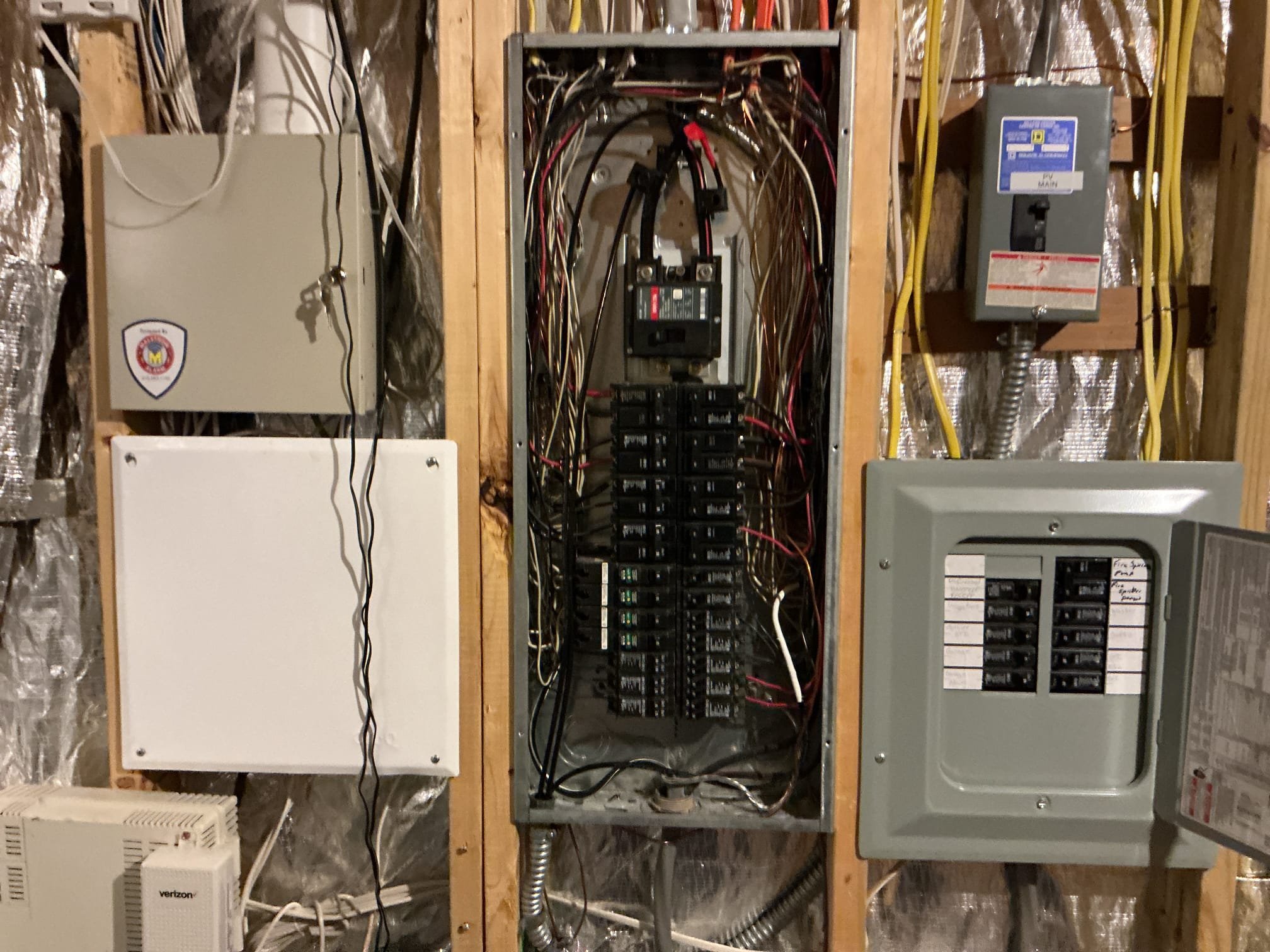 This solution includes the repair to the 2gang switch box in the office area.
We have repaired the 2gang switch box in the office area.