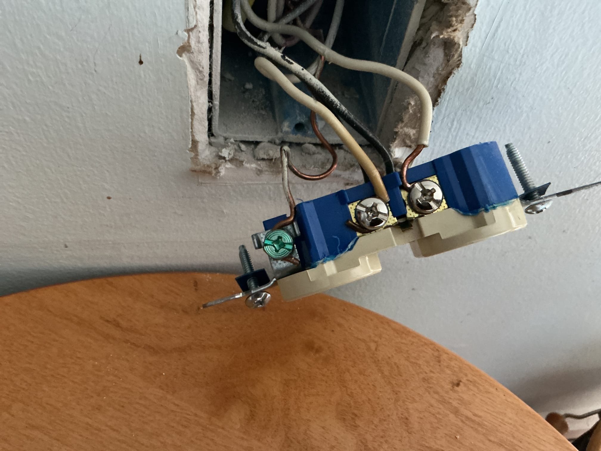 this solution includes the installation of 6 new receptacles in the family room.
We have replaced the 6 receptacles in the family room.