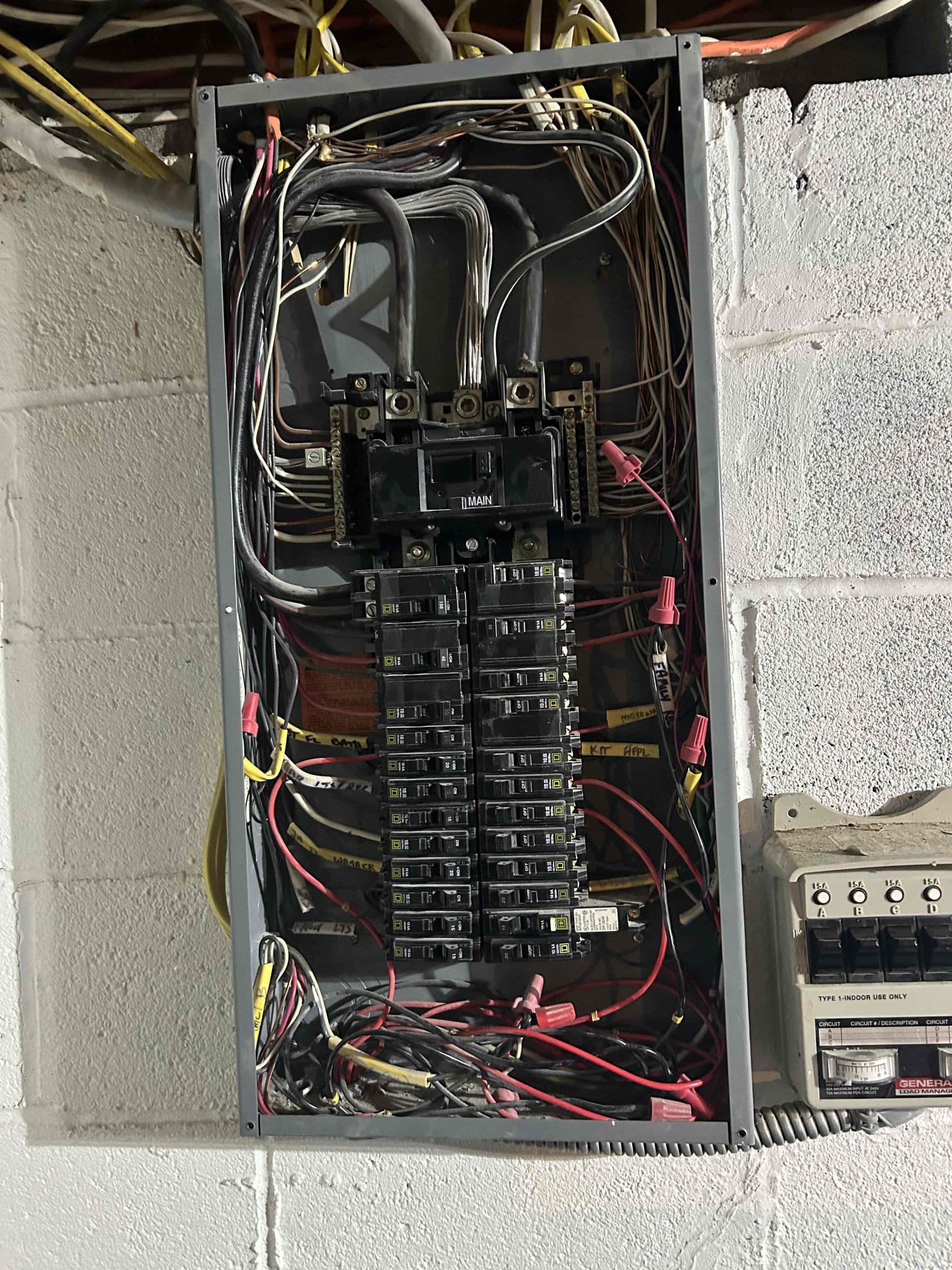 Reason for today’s visit was due to lights flickering throughout the home. Customer stated that he was having flickering throughout the house, but he was noticing it most in the family room. The reason for noticing in the family room so much was due to the amount of lights, and that is the area that they spend the most time in. I went down to the main panel and began a voltage test while customer turned on as heavy electric appliances. I noticed as the 240 V equipment was cycling on and off the voltage was dropping voltage and raising on the other leg back-and-forth.
We then went outside overhead service and noticed that there was multiple clamp connectors on there that were extremely. This issue that he’s having is due to poor connections on the neutral wire that feeds down to the meter.