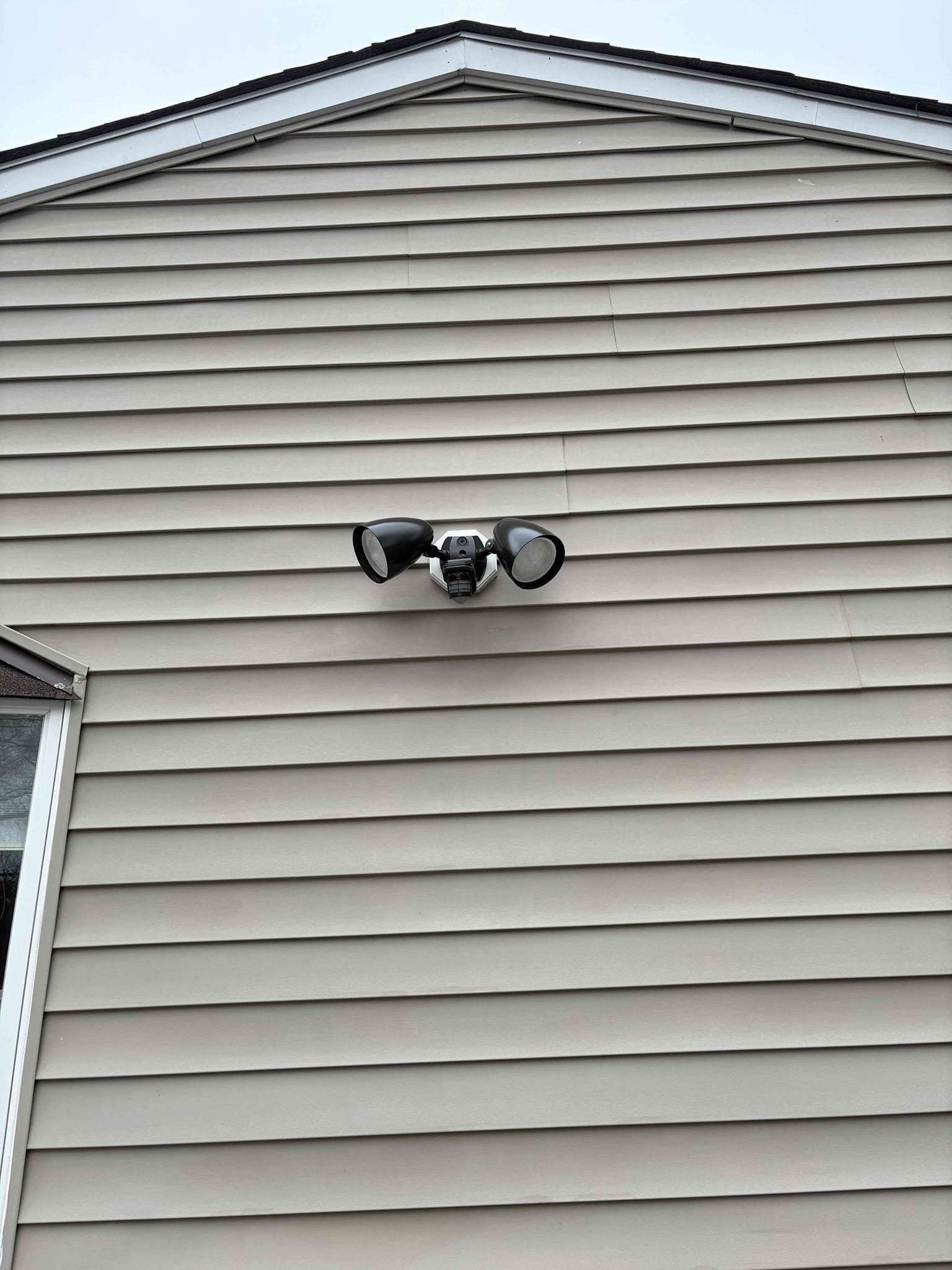 Supply and replace motion flood light
We remove the odor, broken floodlight and installed a new RAV stealth motion floodlight LED lamps