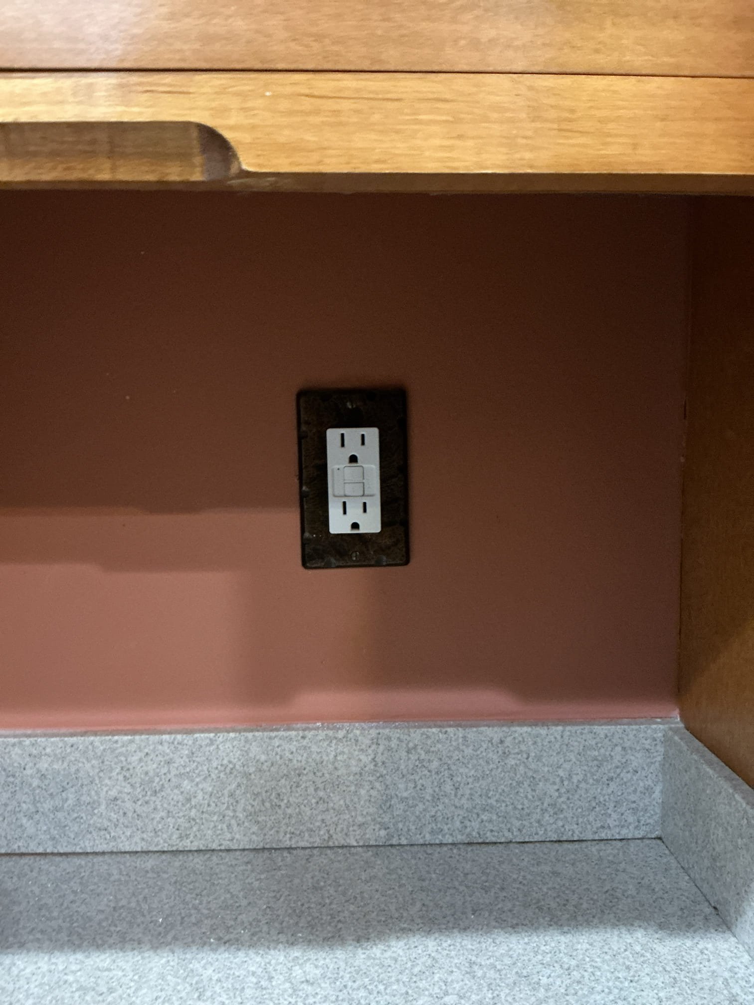 Installation of new devices for the affected circuit located in the kitchen. We will replace the two burnt outlets located in the kitchen and come back when the customer orders more brown devices to complete the whole circuit. 