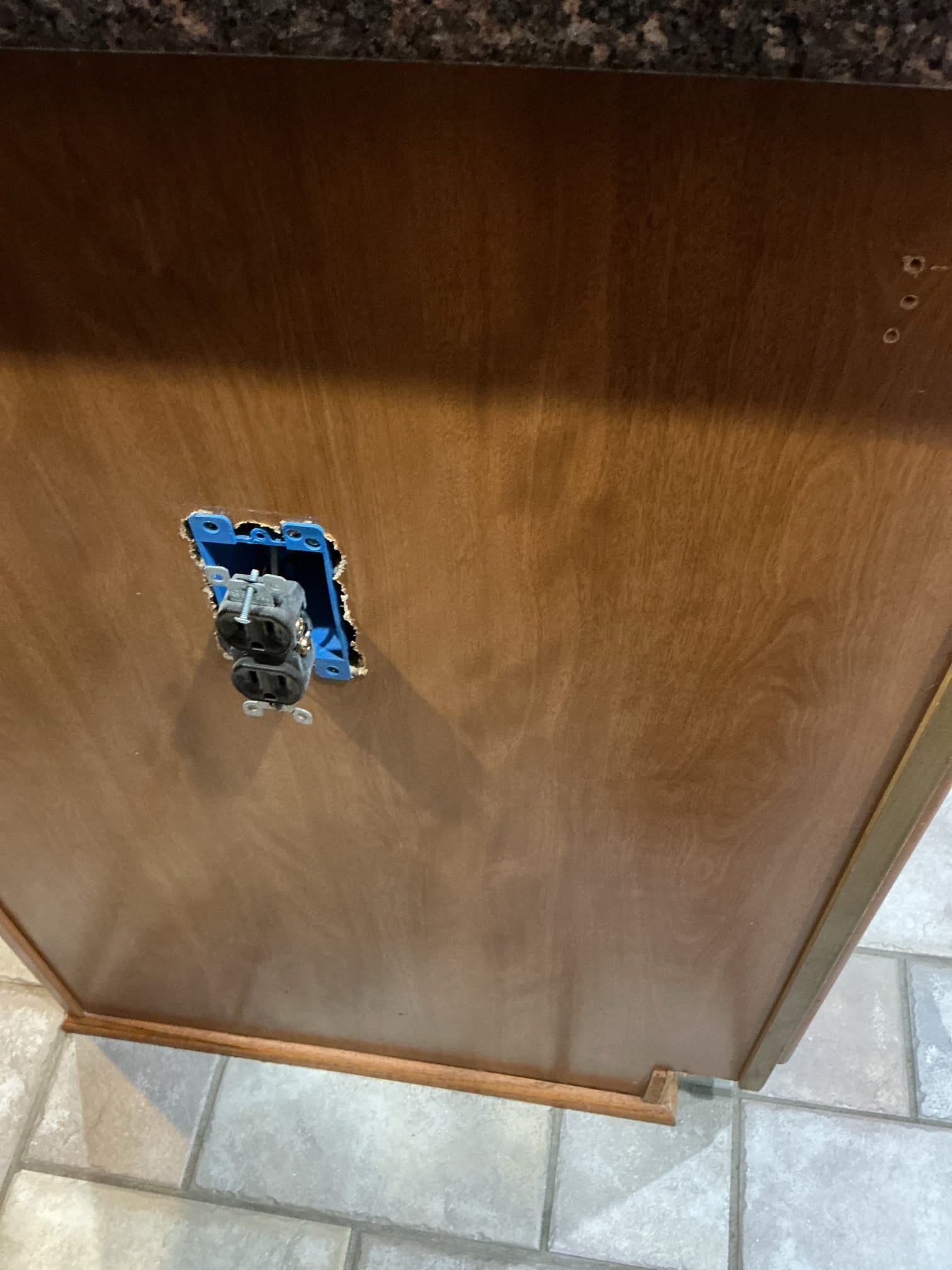 Installation of new devices for the affected circuit located in the kitchen. We will replace the two burnt outlets located in the kitchen and come back when the customer orders more brown devices to complete the whole circuit. 