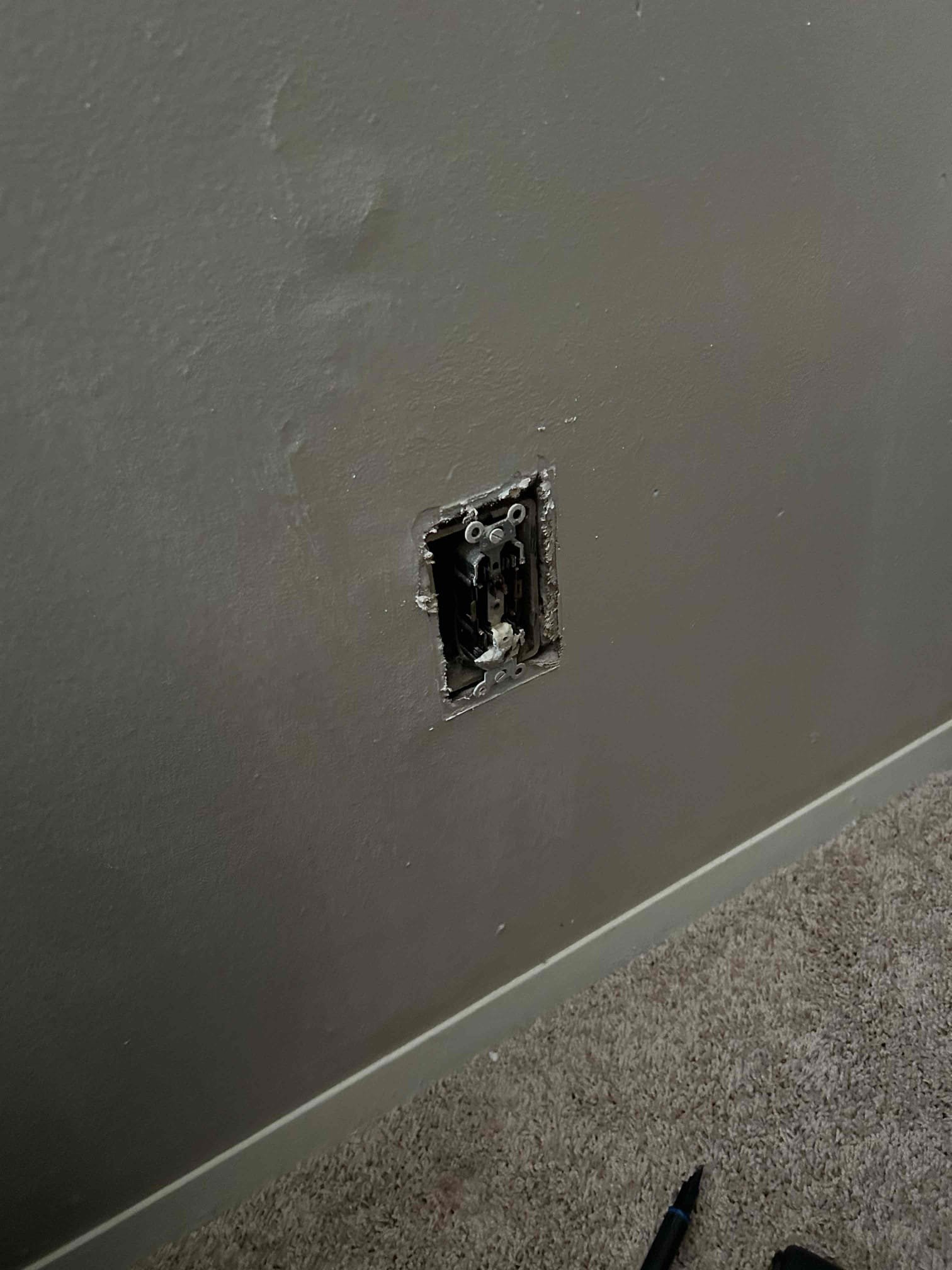 Replace broken outlet
Replaced broken outlet in back left bedroom next to the window.
Well, on site we also installed a standard receptacle plate in the middle bedroom next to the side window