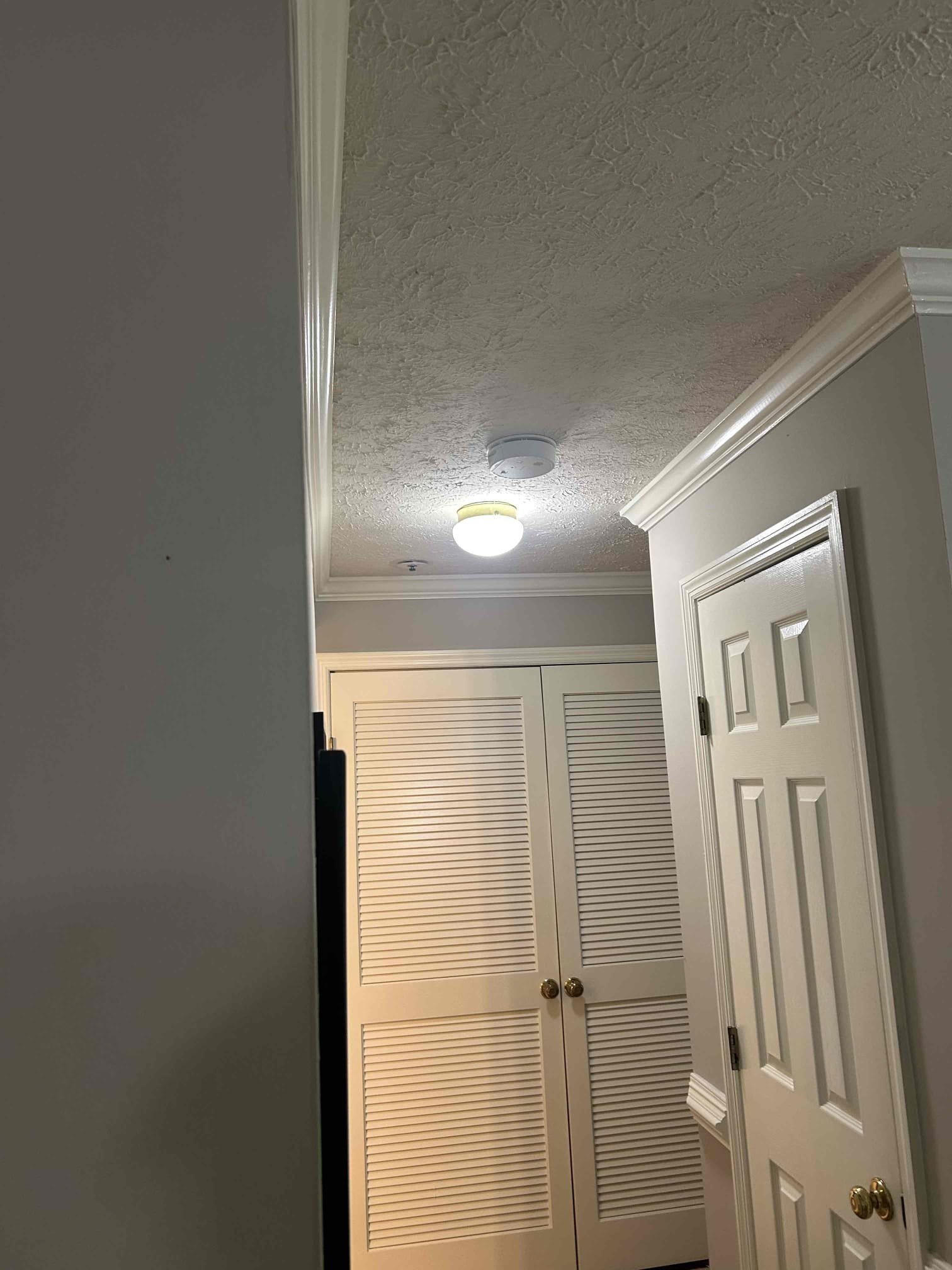 Replace broken switch for hall light
Installed new white toggle style standard switch for hallway light