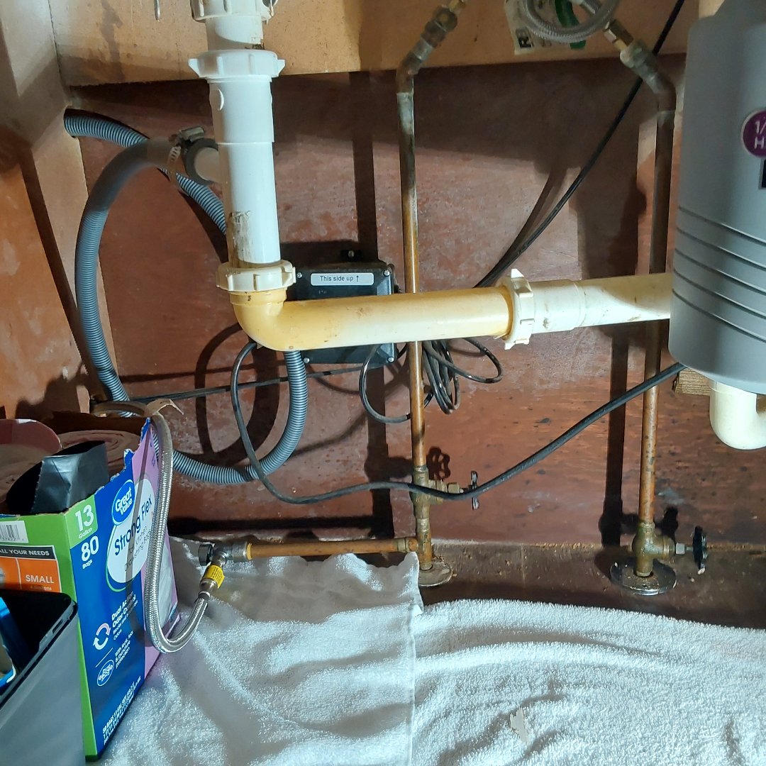 fixing a plumbing water leaking 