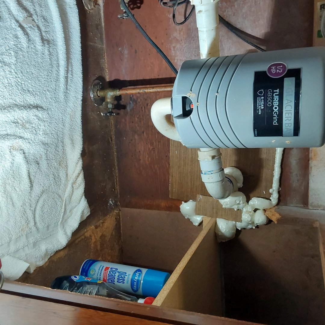 fixing a plumbing water leaking 