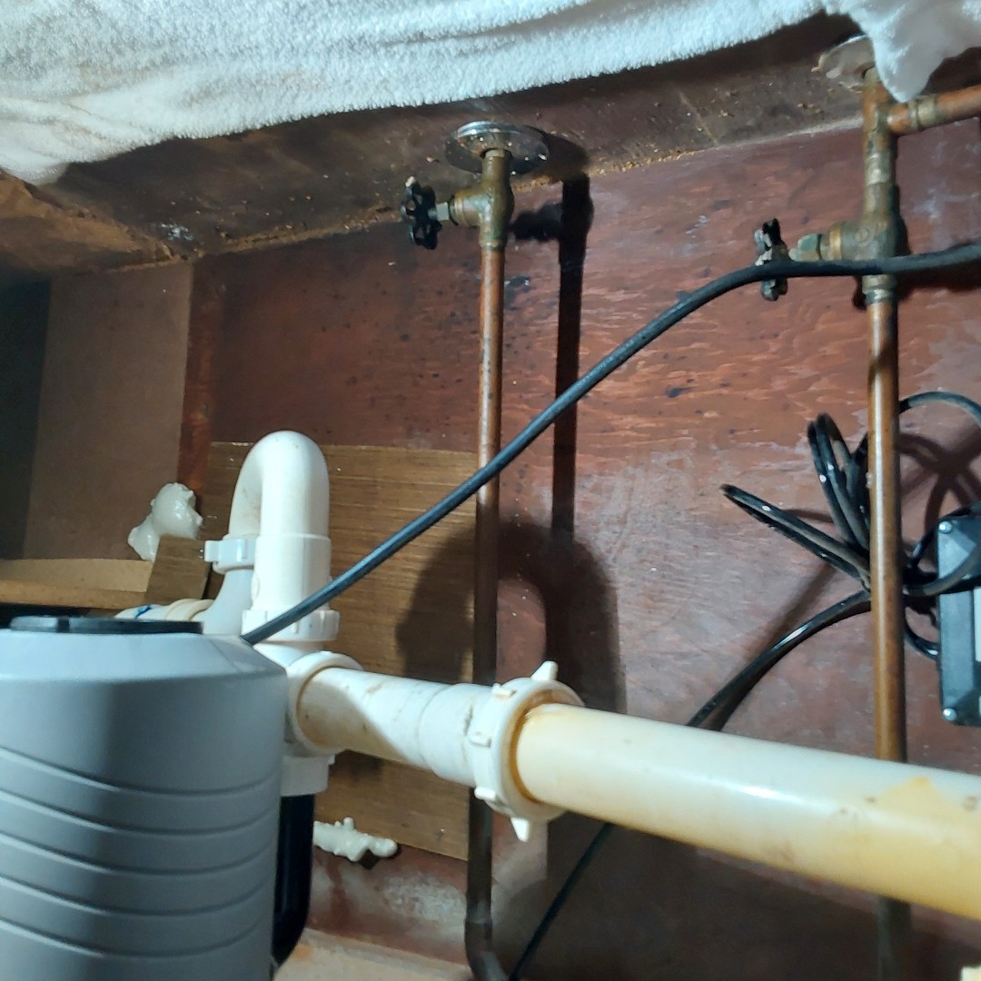 fixing a plumbing water leaking 