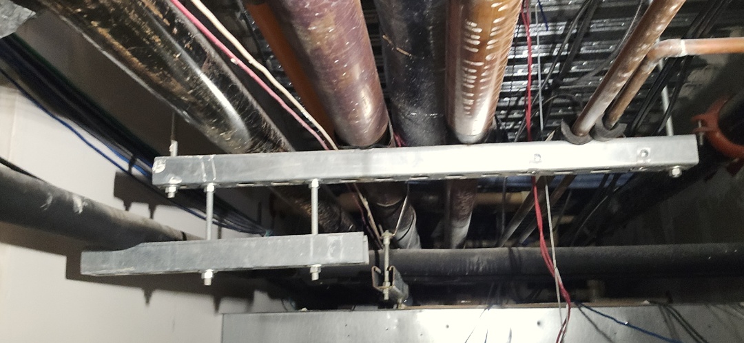 plumber needed
water leaking 
not no mo boy