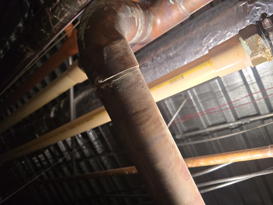 plumber needed
water leaking 
not no mo boy