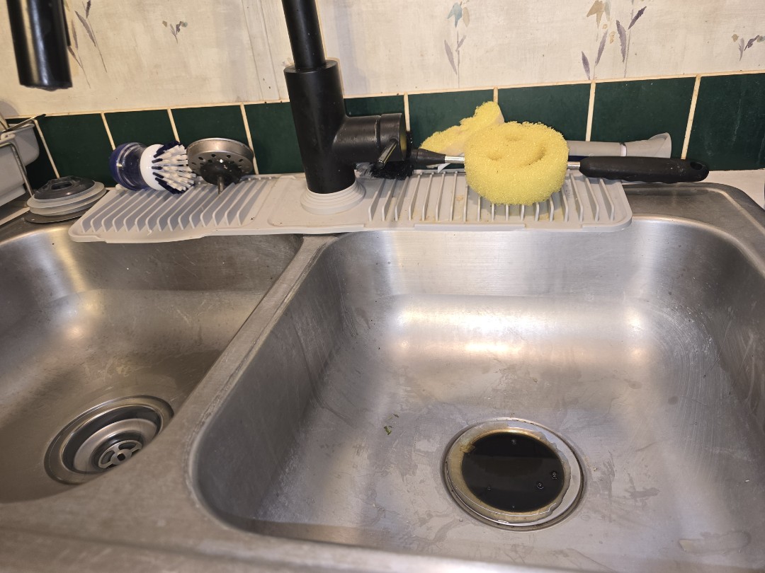 plumber needed 

cant get the water to drain we can if we cant do it no one can 