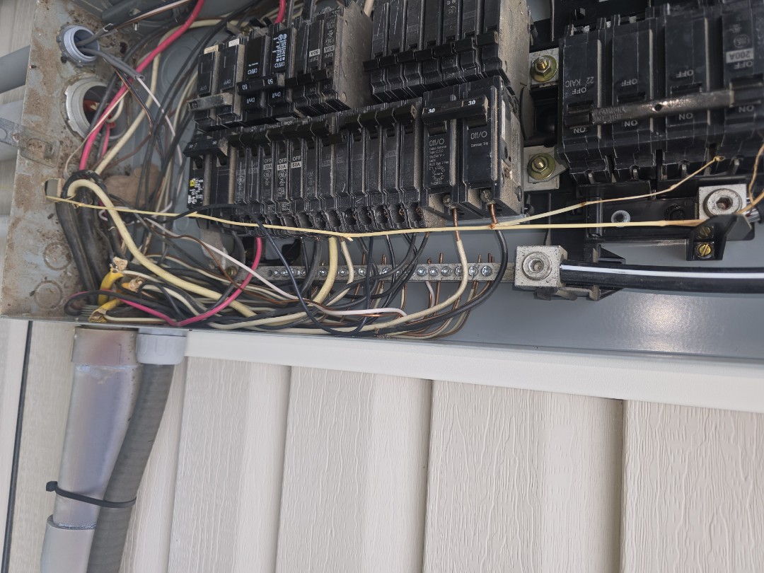 eletricion needed 

dangerous electric dont guess call the leading expert in the land 