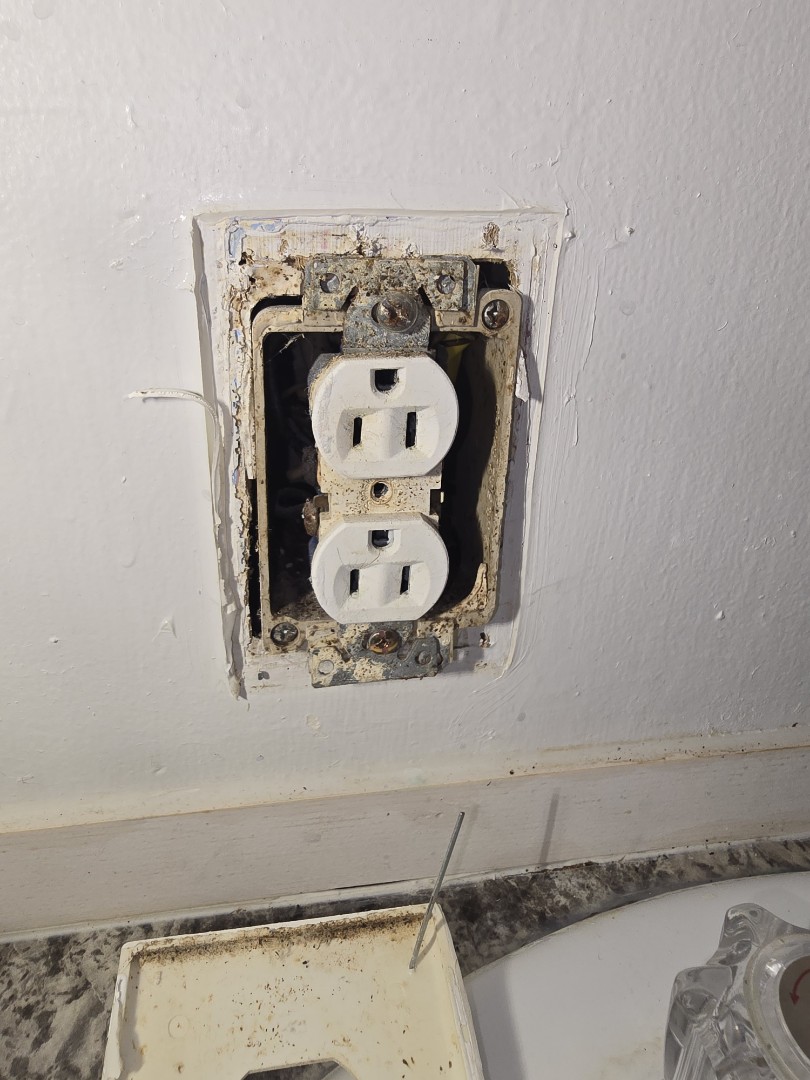 eletricion needed 
wiring scary we can make it safe fo sho