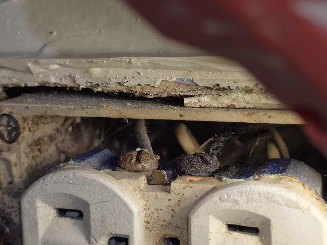 eletricion needed 
wiring scary we can make it safe fo sho