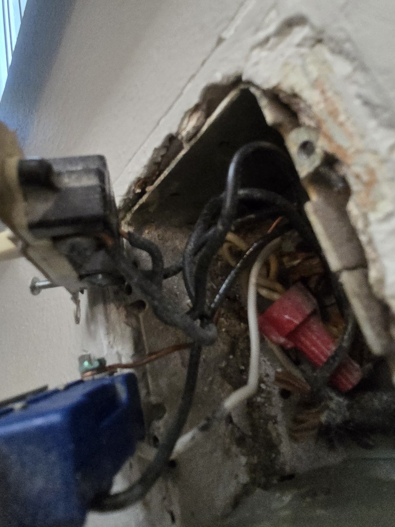 eletricion needed 
breaker panels metters lights not working no grounding problems with switches lets gooooo