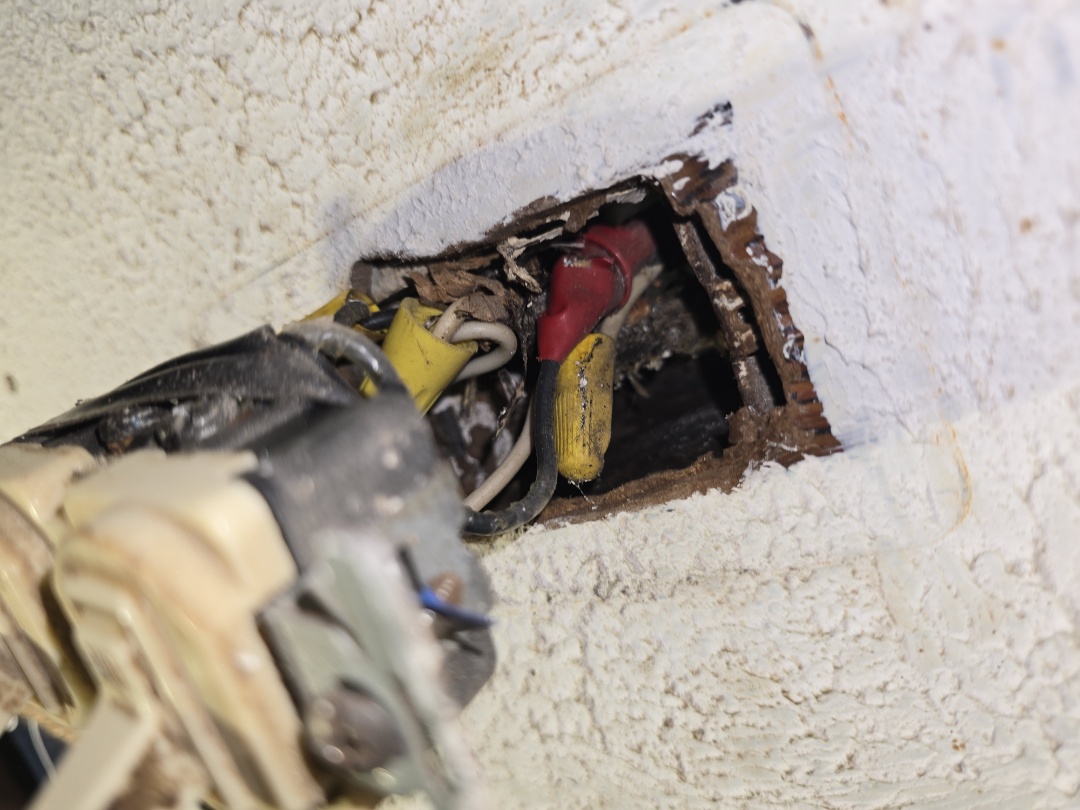 eletricion needed 

nreaker panels smell burning or smoke fuse boxes all that we got cha