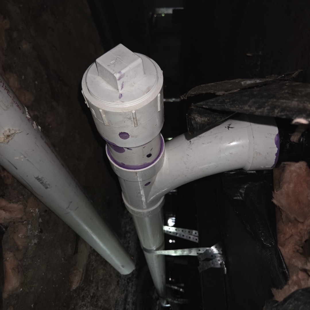 Sewer well tank and outdoor plug

