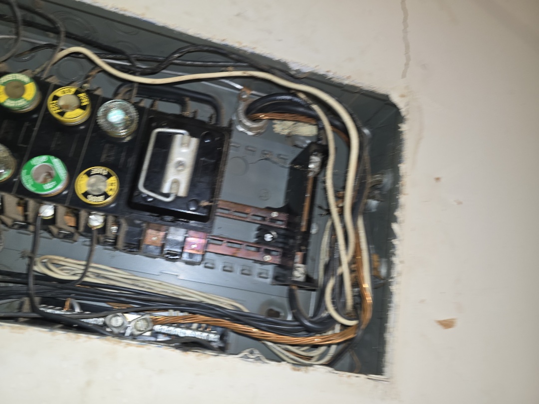 eletricion needed 
breakers breaker panels fuses fuse panels genirators genirack plugs and switches we do it a give us a call