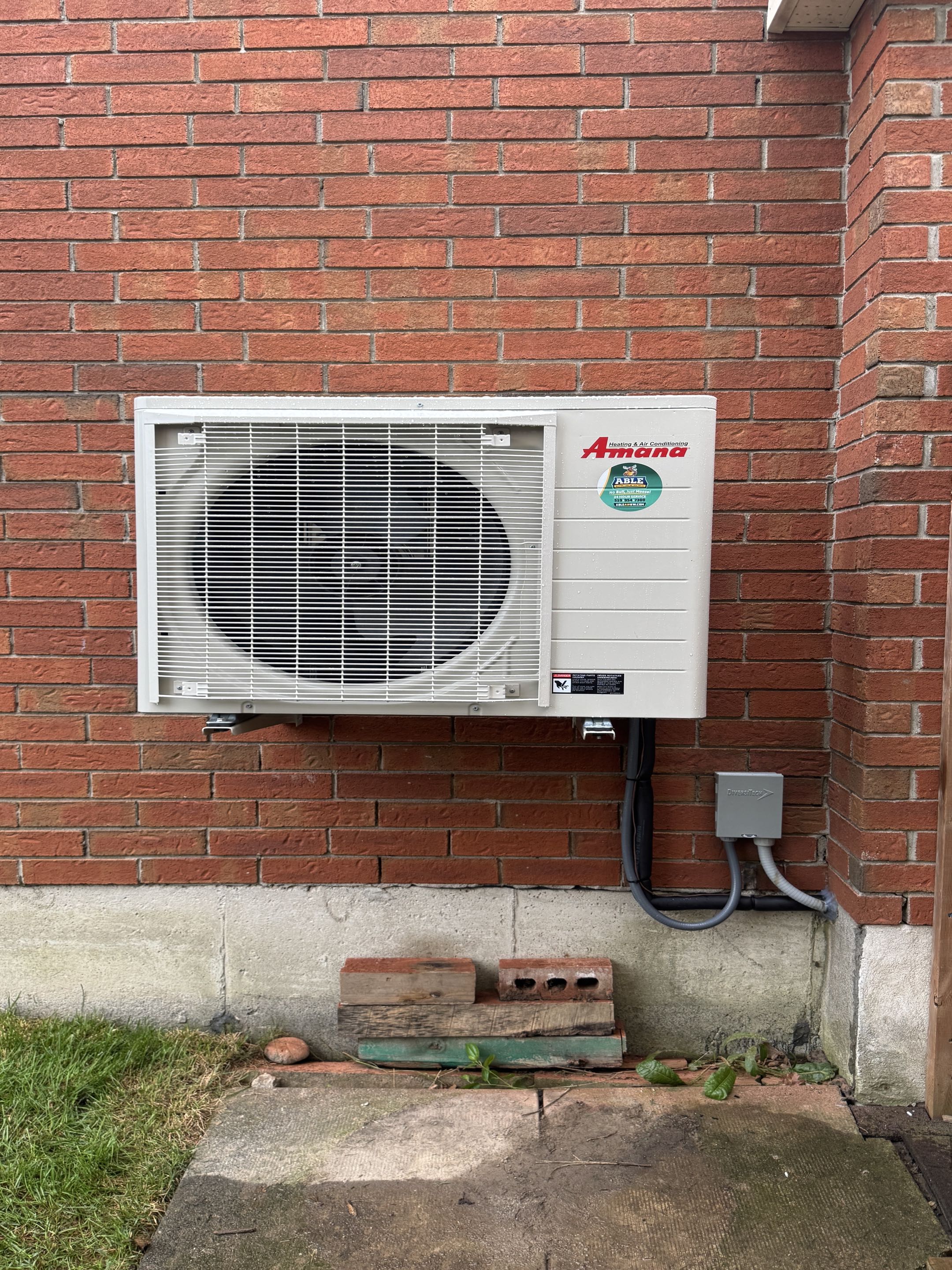 Side discharge AC