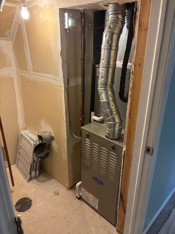 Successfully installed a new Carrier furnace system in the utility room, connecting all necessary ductwork, drainage pipes, and electrical components. Installation included proper mounting of the unit, connection of PVC drainage system, and verification of all ventilation paths to ensure optimal system performance.