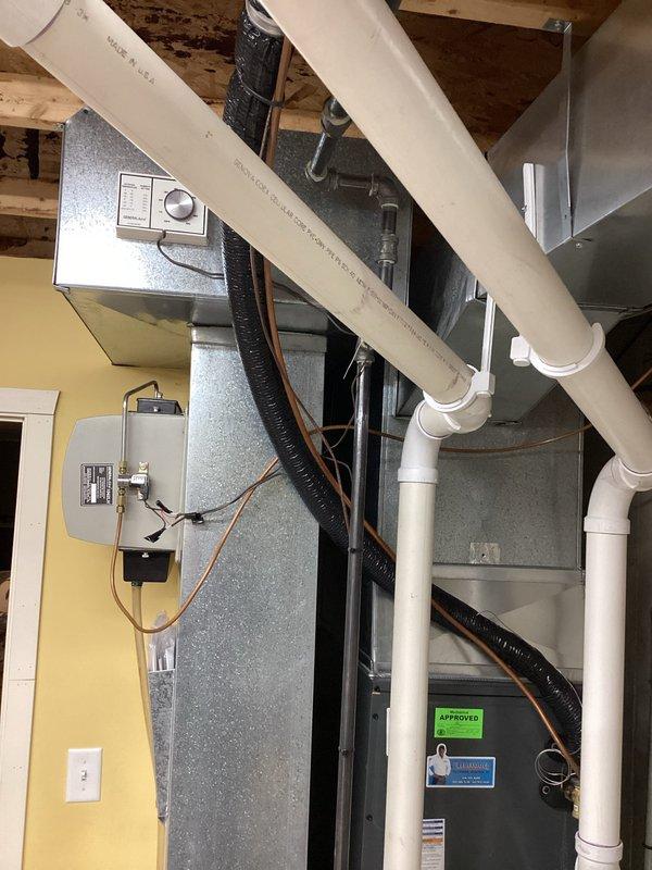 Performed annual heating maintenance on Everest furnace system with humidifier. Completed comprehensive tune-up per ENE warranty requirements. System is functioning properly with all components in good working condition; installation appears relatively new with proper ventilation and drainage connections intact. Applied service verification sticker upon completion.