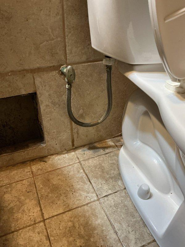 Diagnosed and repaired toilet with improper flushing and handle leak; replaced worn ballcock assembly and flush valve which had significant mineral buildup causing the malfunction. Verified proper water level and tested flush operation after installation of new components.