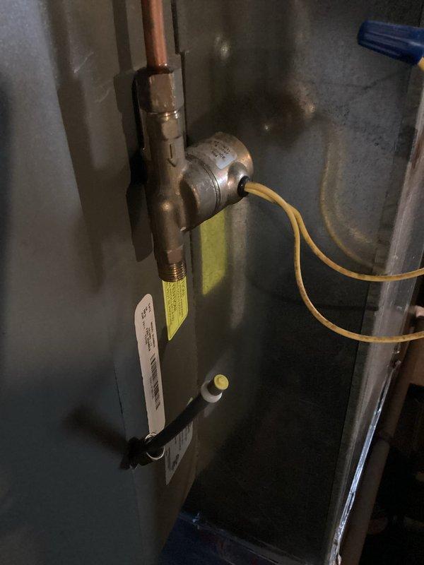 Completed annual cooling maintenance on 15-year-old air conditioning system. Performed comprehensive tune-up including inspection of refrigerant lines, valve assemblies, and electrical connections; all components found to be operating within normal parameters. Documentation photos captured for service records.