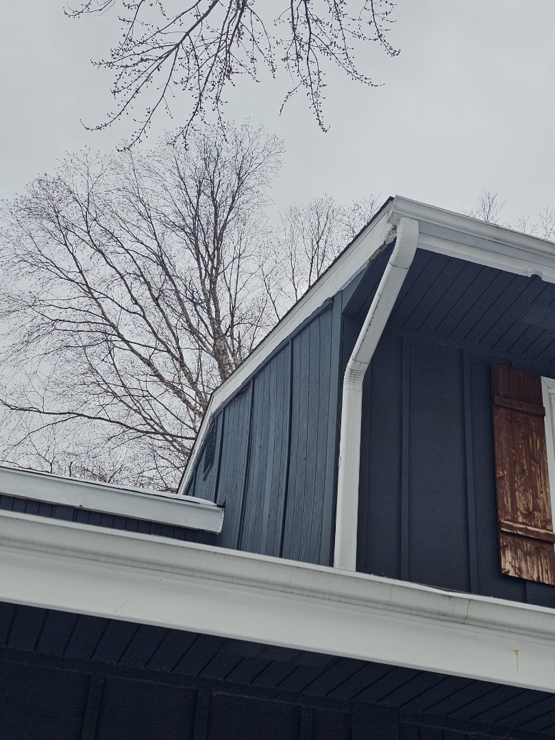 A homeowner reached out for assistance with issues related to their aging siding and bored. The siding, installed 35 years ago, was showing signs of wear, particularly around the windows and roof. The flashing had deteriorated, allowing water and moisture to seep behind the siding, causing the old wood to swell. Upon inspection, it was clear that immediate action was needed to prevent further damage. We provided a comprehensive assessment, offering both a repair quote to address the current issues and a full replacement quote for new vinyl siding and fascia. Our goal was to ensure the homeowner had all the necessary information to make an informed decision about the best course of action for their home.