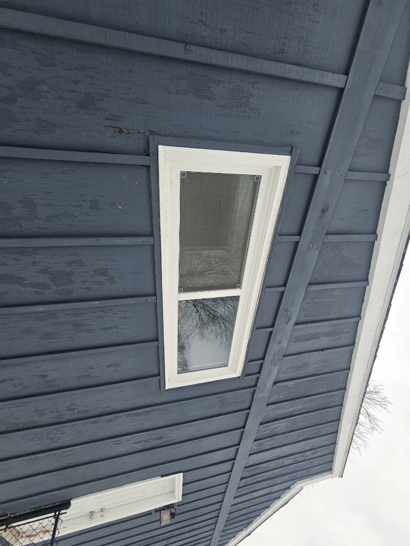 A homeowner reached out for assistance with issues related to their aging siding and bored. The siding, installed 35 years ago, was showing signs of wear, particularly around the windows and roof. The flashing had deteriorated, allowing water and moisture to seep behind the siding, causing the old wood to swell. Upon inspection, it was clear that immediate action was needed to prevent further damage. We provided a comprehensive assessment, offering both a repair quote to address the current issues and a full replacement quote for new vinyl siding and fascia. Our goal was to ensure the homeowner had all the necessary information to make an informed decision about the best course of action for their home.